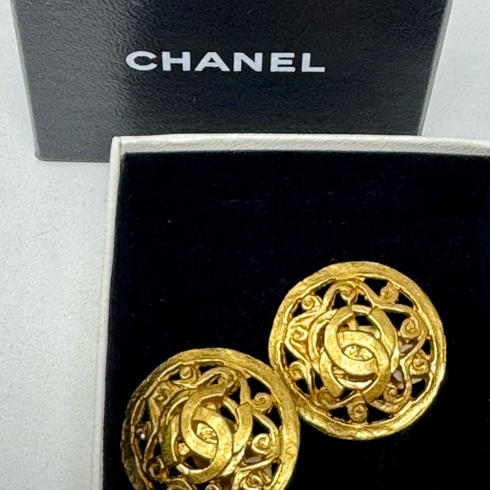 💯 Authentic CHANEL Gold Circular clip on Earrings with Filigree Design